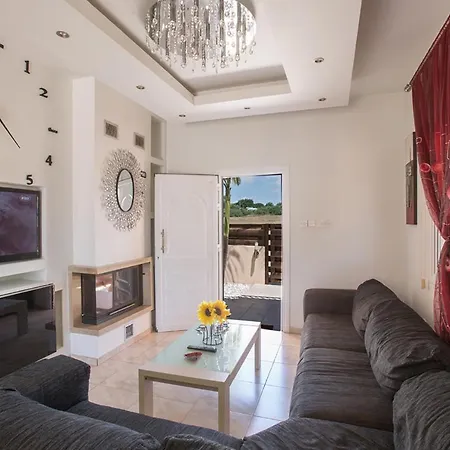 Beautiful 5 Star Holiday In A Prime Location In Sotira, Book Early To Secure Your Dates, Sotira 1200 فيلة *