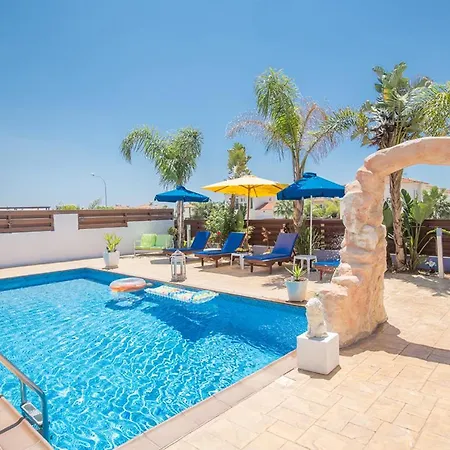 Вилла Beautiful 5 Star Holiday In A Prime Location In Sotira, Book Early To Secure Your Dates, Sotira 1200 *